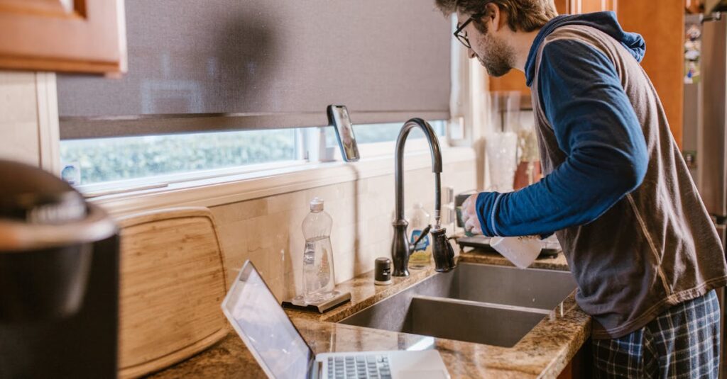 共働き夫婦が家事フレームで協力して家事を分担しているイメージ