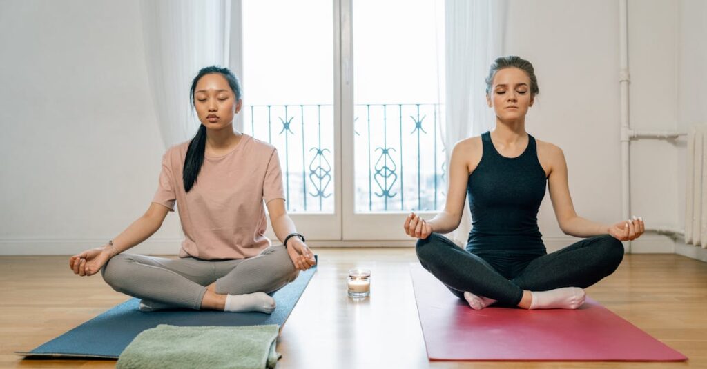 余白時間にストレッチや瞑想など心を整える習慣を取り入れる女性の様子