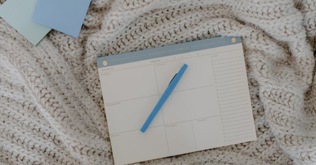 家事のタスクチェックリストとカレンダーが壁に貼られ、家族で共有されている様子を描いた場面