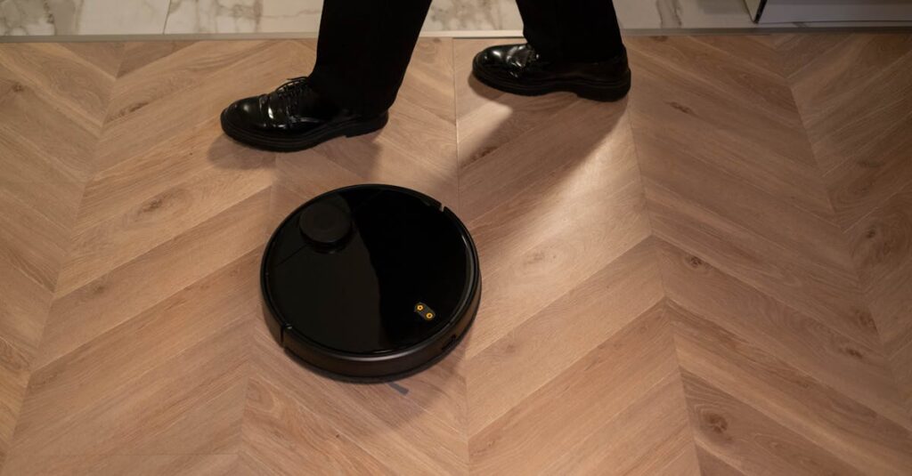 ロボット掃除機や食洗機など、家事の自動化に役立つツールを活用するイメージ画像。忙しい現代人が家事を効率化するためのテクノロジーを表現。