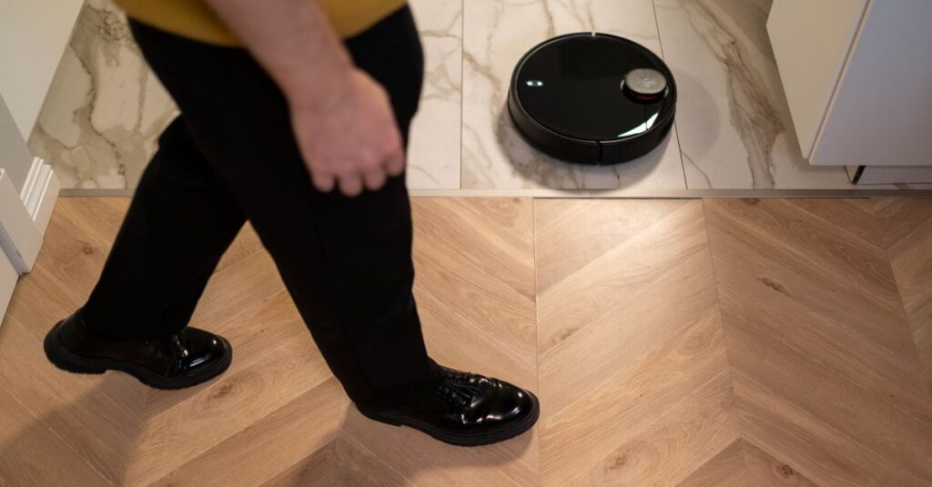 ロボット掃除機と食洗機が活躍する現代の家事風景