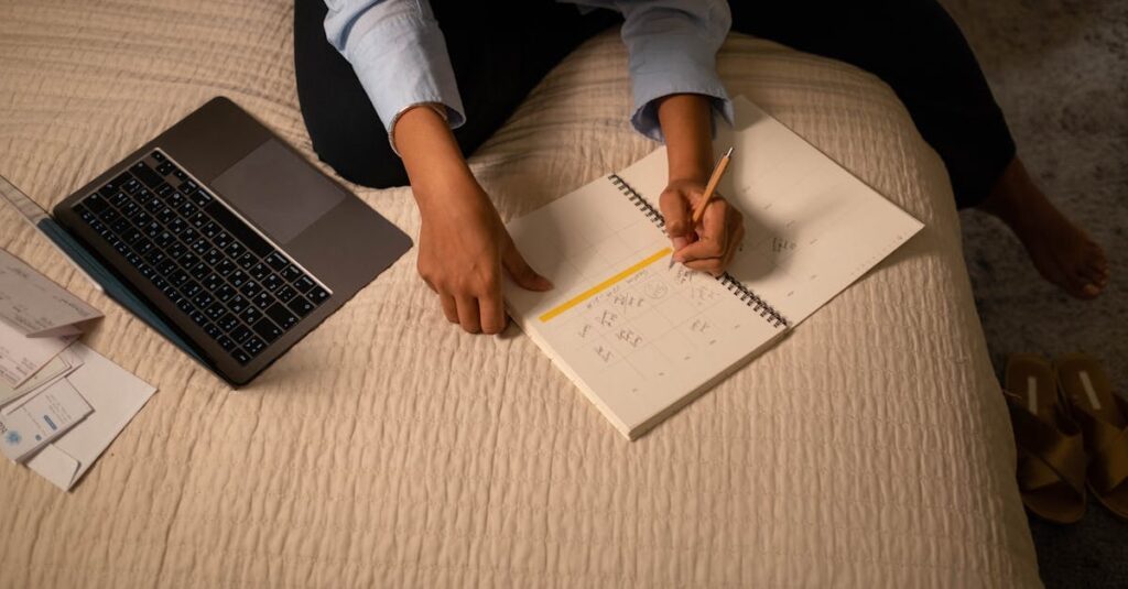 家事の計画を立てている女性が、時間を管理しながら日常のタスクを整理している場面