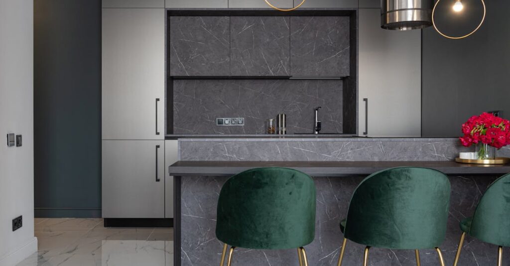 ミニマルで片付いたキッチン空間。家事の効率化が感じられる清潔な台所の風景。