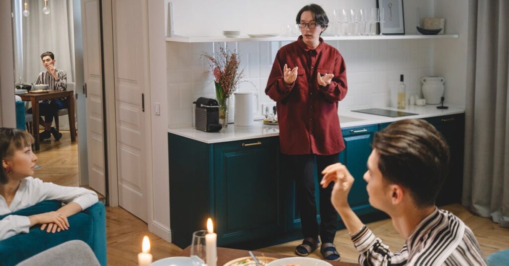 家庭のテーブルで全員が主体的に参加する家事会議の様子（親子が和やかに話し合っている）