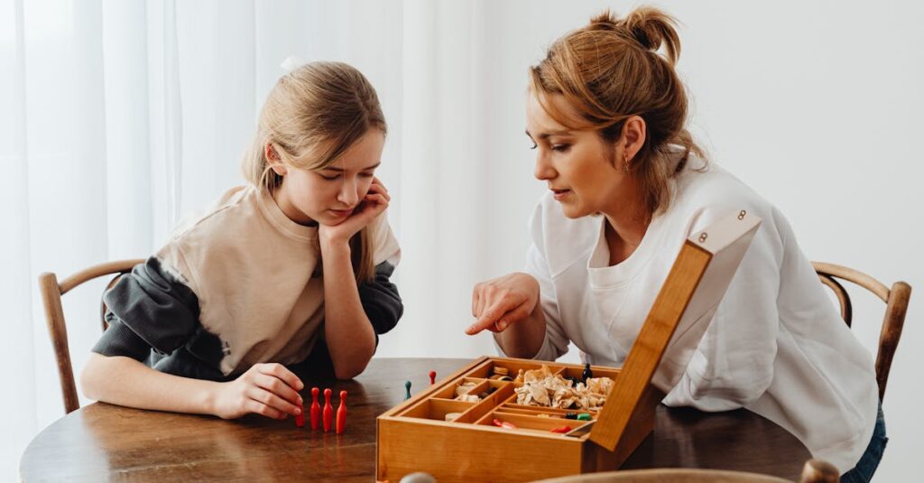 家族全員でホワイトボードを使って家事分担を話し合っている様子(役割やタスクを整理している場面)