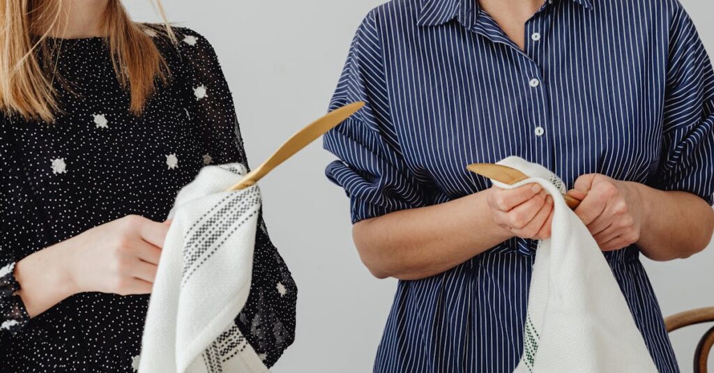 家事の見える化に役立つアプリやツールを使って家族が家事を分担している様子のイメージ