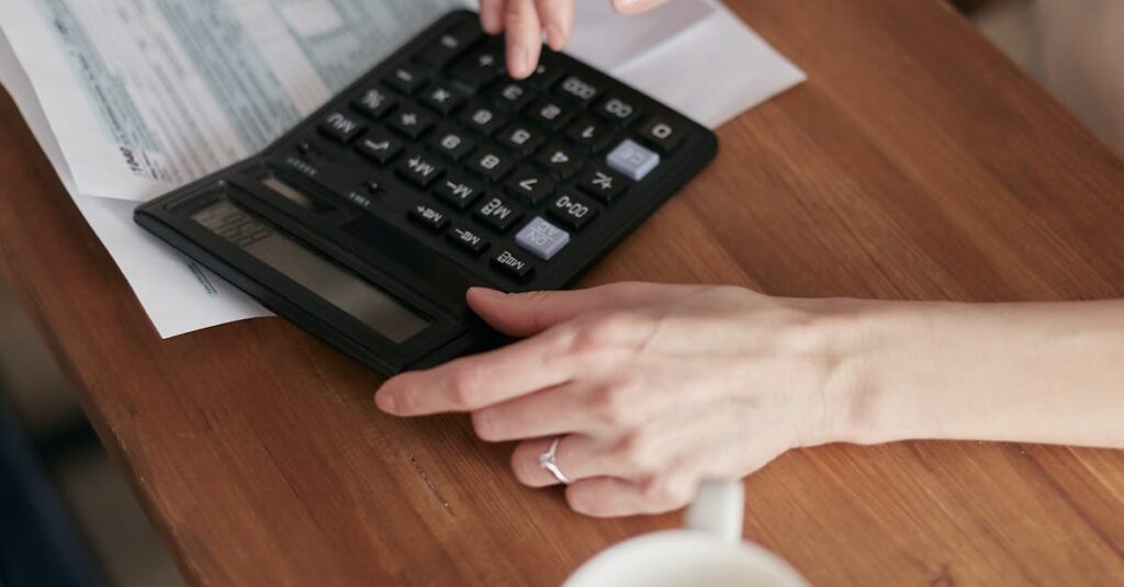 家事分担の計画を台本に沿って話し合いながらホワイトボードにまとめる夫婦の姿