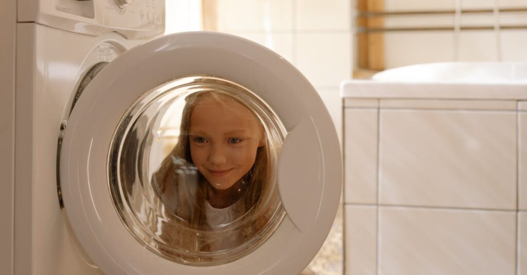 家事分担の計画を台本に沿って話し合いながらホワイトボードにまとめる夫婦の姿