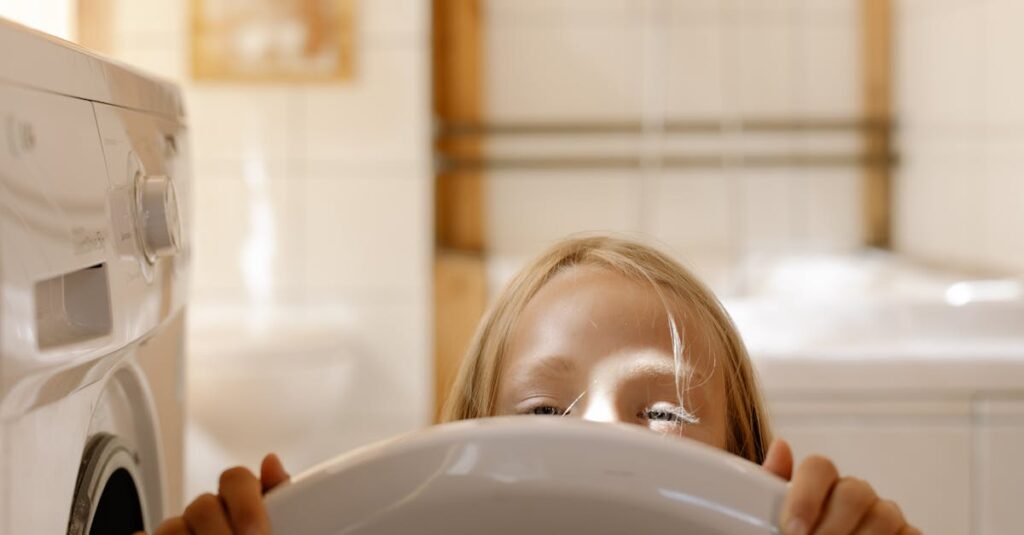 共働き家庭で家族全員が家事を分担し、効率よく仕組み化されたルールに沿って動くイラスト。