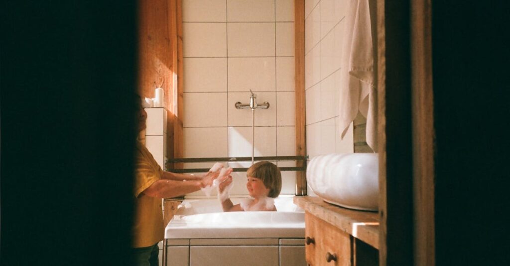 自分に合った家事マイルールを作るためにメモを取って考える主婦の様子