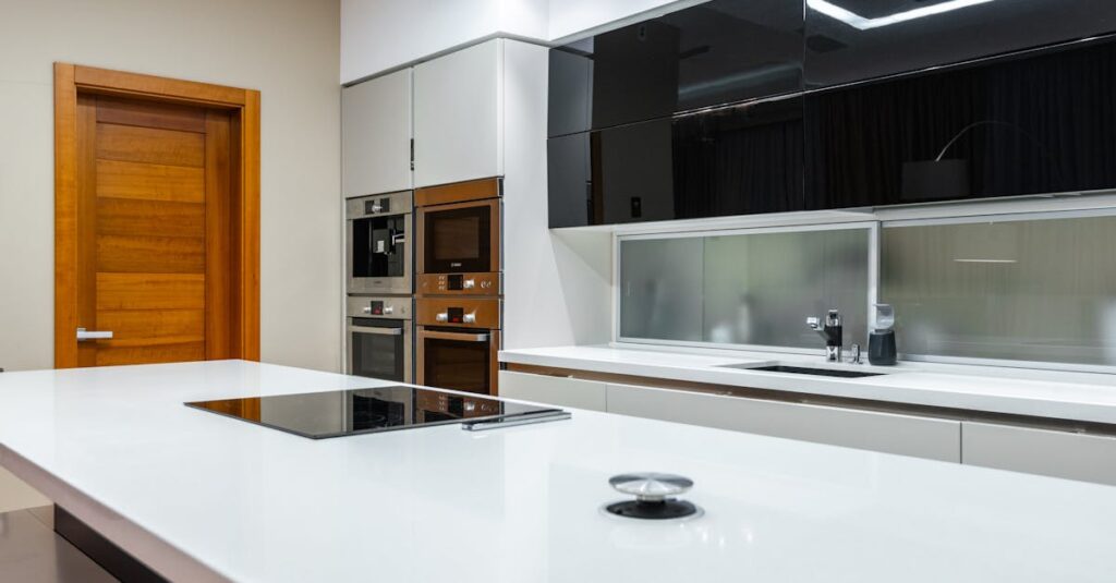 ミニマルで片付いたキッチン空間。家事の効率化が感じられる清潔な台所の風景。