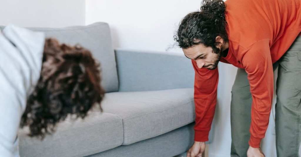 家族で家事の役割分担を話し合いながら見える化して進める様子