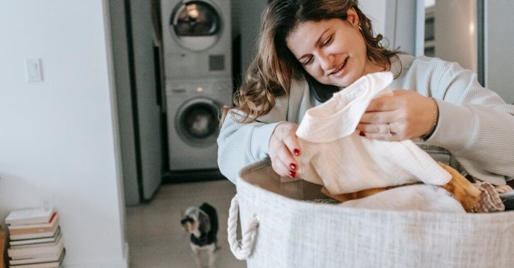 育休明け家庭で父親と母親が家事フレームを使い協力しているイメージ