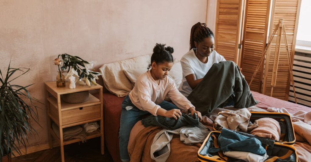 家事の計画を立てている女性が、時間を管理しながら日常のタスクを整理している場面