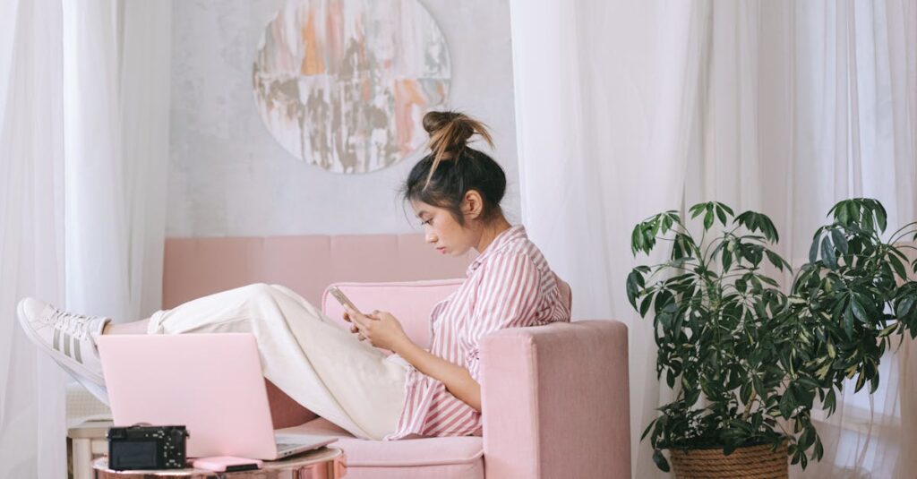 時短家事によって心にゆとりが生まれリラックスしている女性の様子