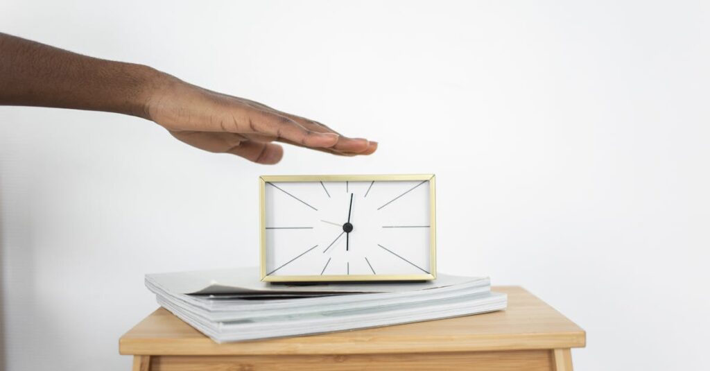 家事を効率化して時間を生み出し、自分の人生を豊かにするイメージ。時短によって笑顔で過ごす女性や家族が描かれた未来志向の風景。