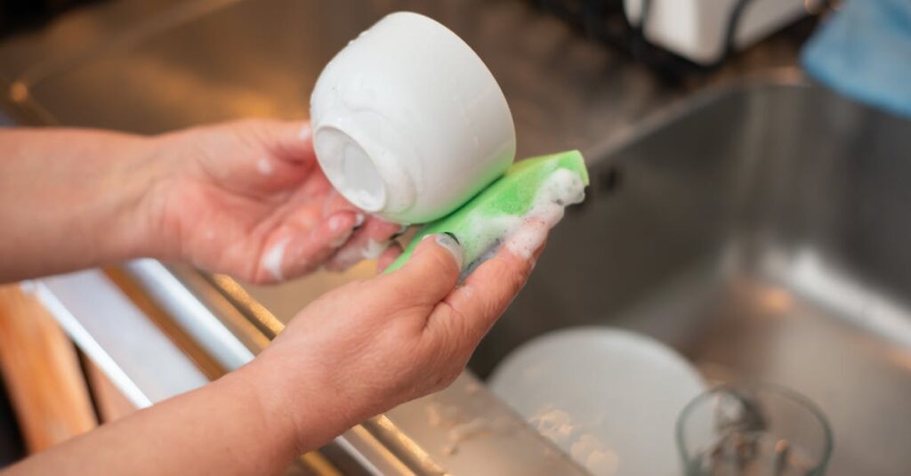 家族全員が協力して家事を分担する様子。タスクを明文化して共有し、ロボット掃除機なども活用する現代的な家庭の風景。