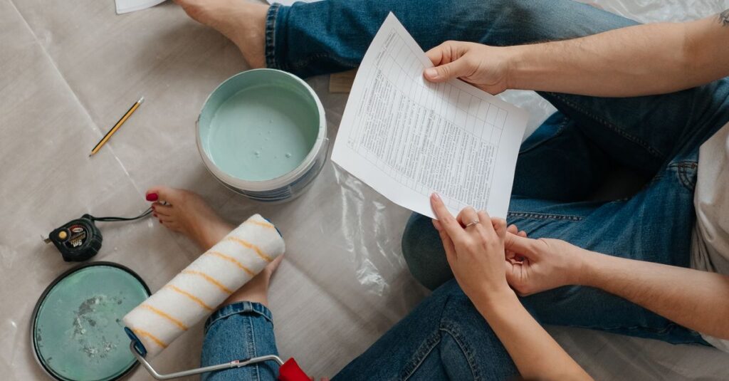 共働き夫婦が家事フレームで協力して家事を分担しているイメージ