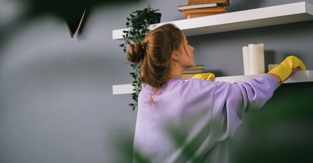 家事をしている女性が効率的に作業する様子を描いた、生活感あるリアルなシーン
