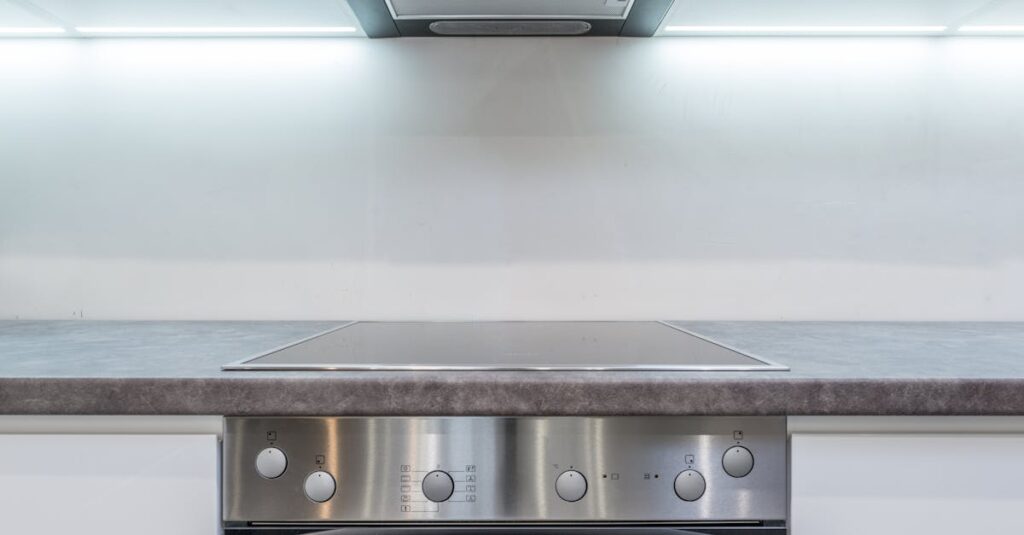 ミニマルで片付いたキッチン空間。家事の効率化が感じられる清潔な台所の風景。