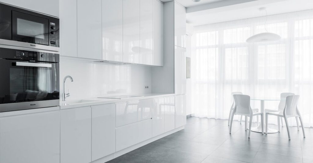 効率的な家事動線で時短するキッチン作業風景