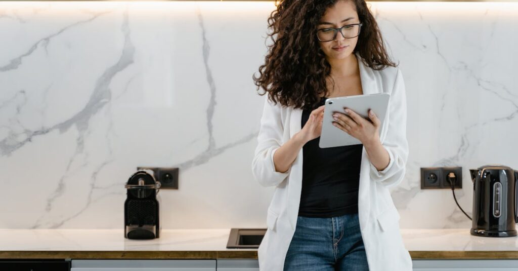 効率的な家事動線で時短するキッチン作業風景