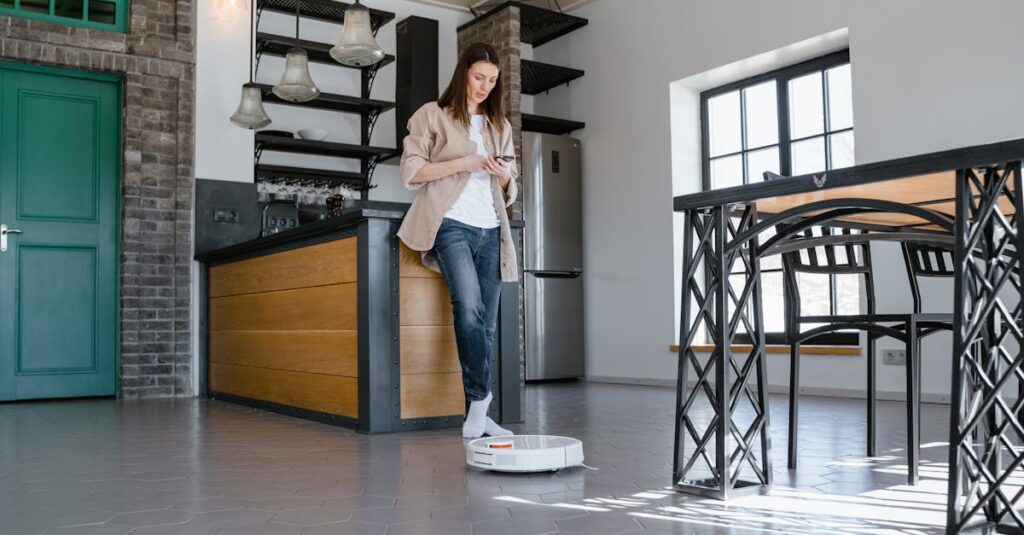 時短家電と便利な収納グッズが揃った家庭のキッチンとリビング。効率的な家事の様子をイメージ。