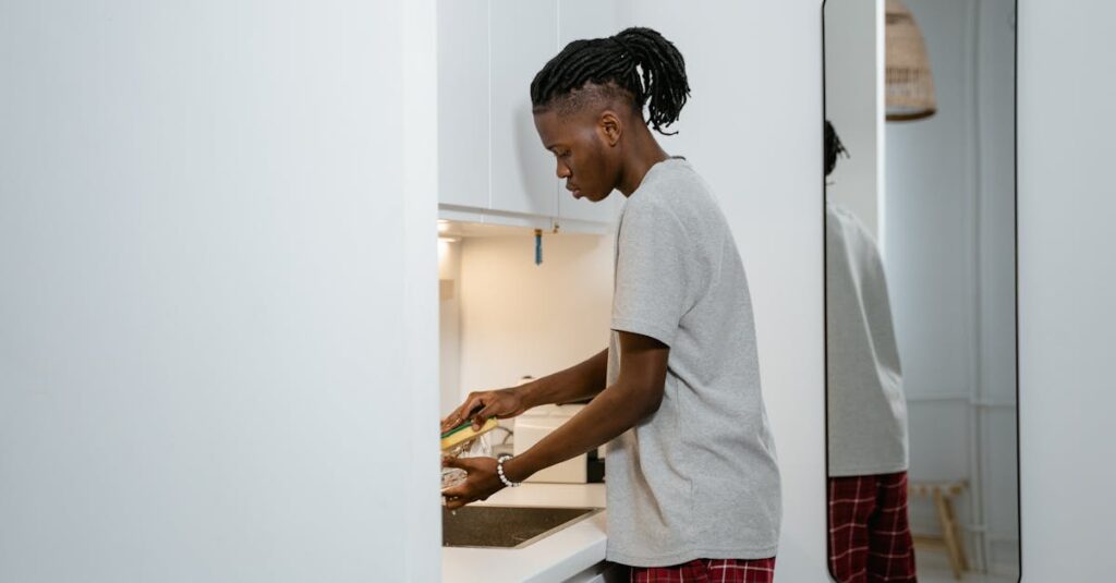 家族が家事分担テンプレートを見ながら協力して作業している16:9イラスト画像。