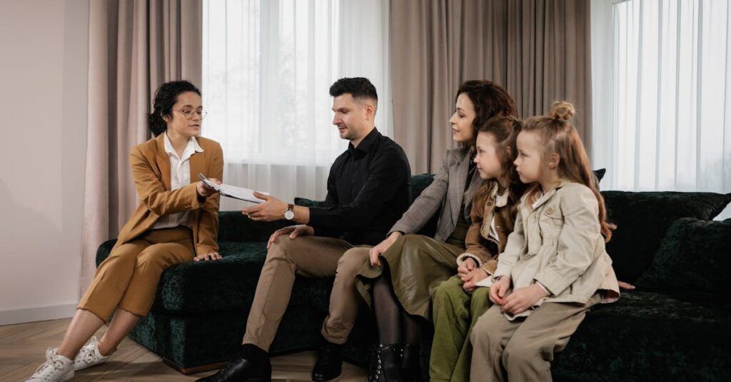 子どもも交えて家事分担の話し合いを行い、家族全員で協力する様子