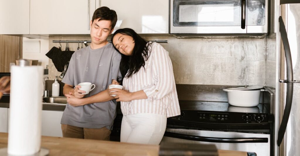 家事で疲れきった女性が台所に座り込んでいる様子。改善すべきは努力ではなく仕組みだと気づく瞬間。