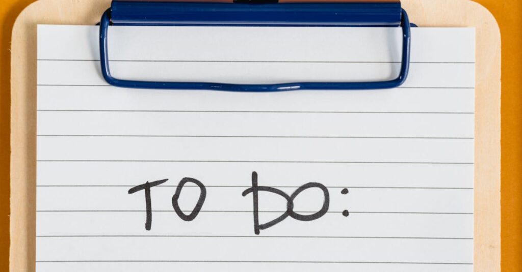 家事のやらなくていいことを紙に書き出して気持ちを軽くする様子