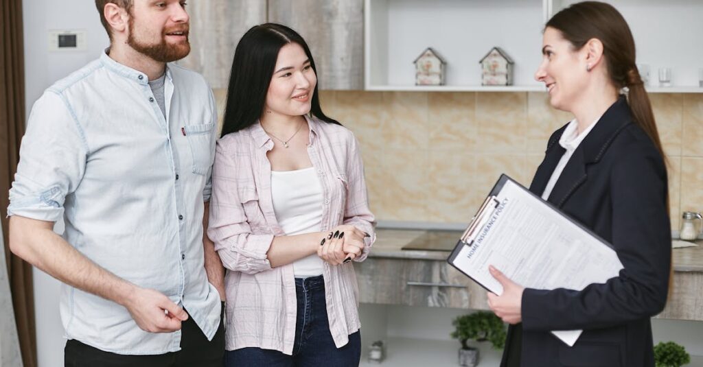 家庭というチームとして協力しながら話し合いを続ける家族の様子(明るく前向きな雰囲気)