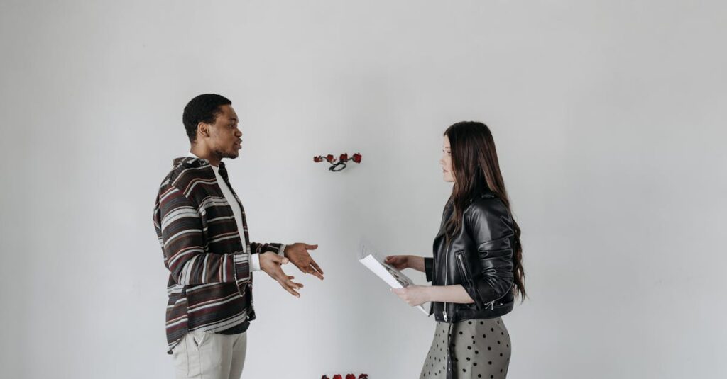 家事分担の話し合いをスムーズに進めるために台本を見ながら会話をする夫婦のイメージ