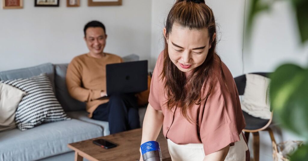 家族で家事の役割分担を話し合いながら見える化して進める様子