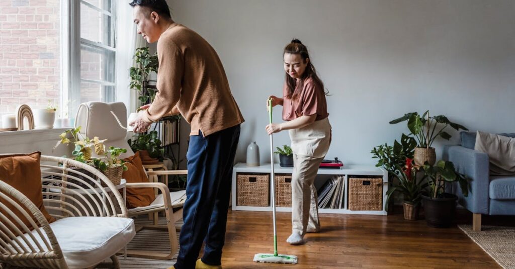 家事分担の台本を見ながら得意・不得意を話し合う夫婦の様子