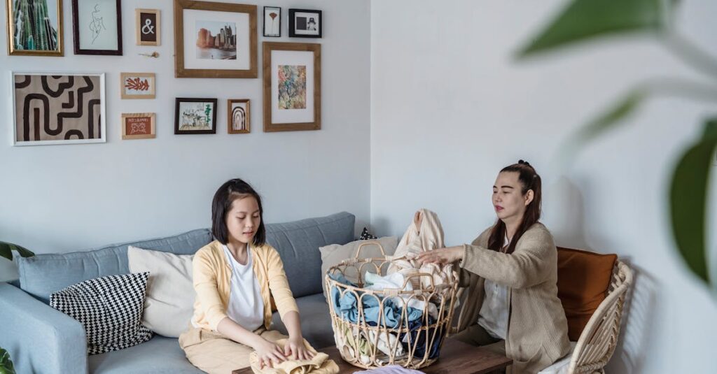 共働き家庭での家事を仕組み化し、効率的にこなす様子を描いたイラスト。家族みんなで分担して動く風景。