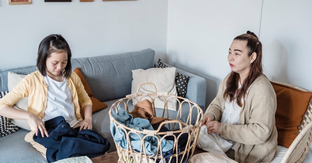 家族全員でホワイトボードを使って家事分担を話し合っている様子（役割やタスクを整理している場面）