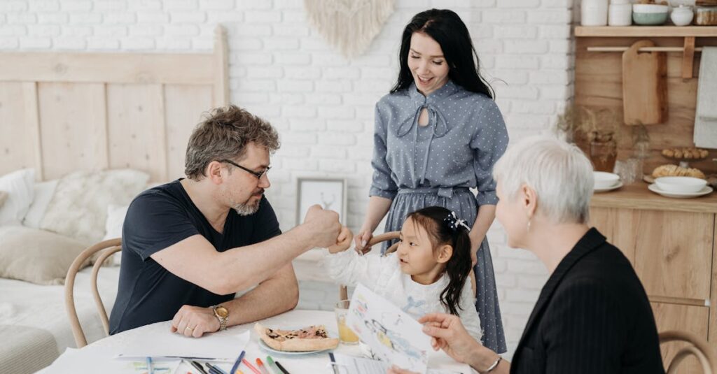 子どもも交えて家事分担の話し合いを行い、家族全員で協力する様子