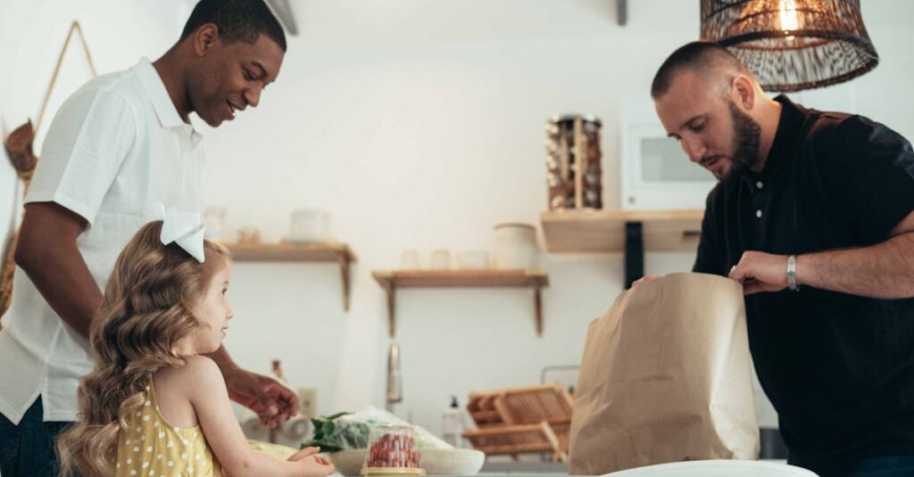 家事フレームを活用して笑顔で家事を分担する家族のイメージ