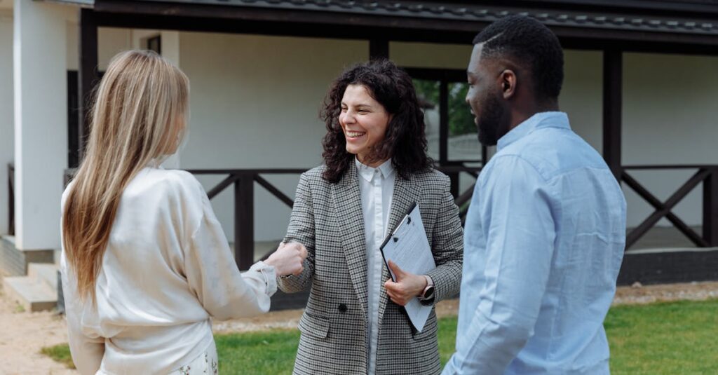 家族会議で家事分担の合意形成をしている様子のイラスト