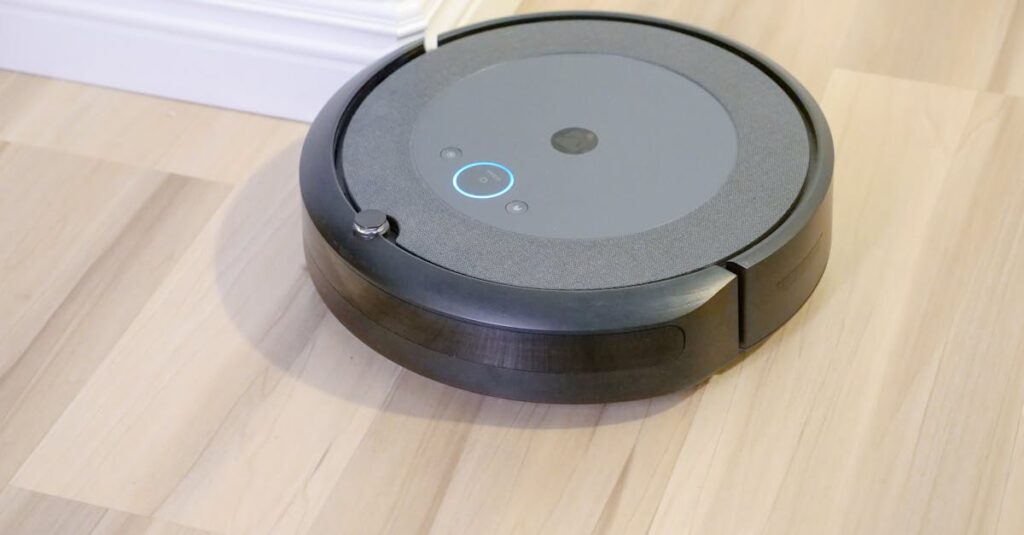 時短家電と便利な収納グッズが揃った家庭のキッチンとリビング。効率的な家事の様子をイメージ。