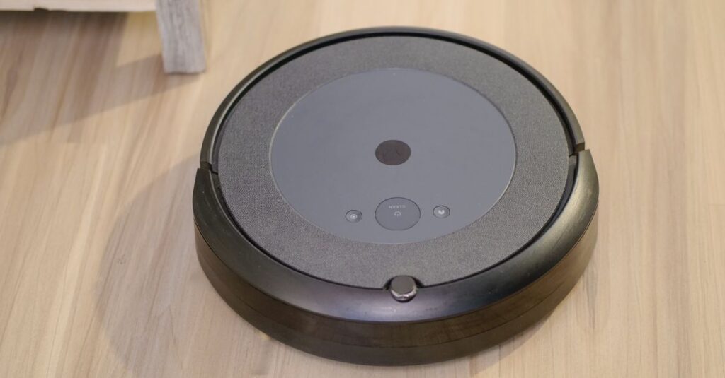 ロボット掃除機や食洗機など、家事の自動化に役立つツールを活用するイメージ画像。忙しい現代人が家事を効率化するためのテクノロジーを表現。