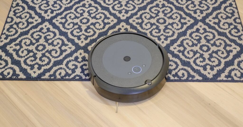 ロボット掃除機や自動洗濯機など、家事の自動化で生活が効率化されている現代の家庭風景