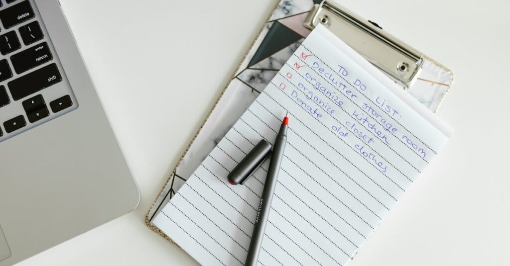 紙の家事リストとスマホアプリを比較しながら家事管理する様子