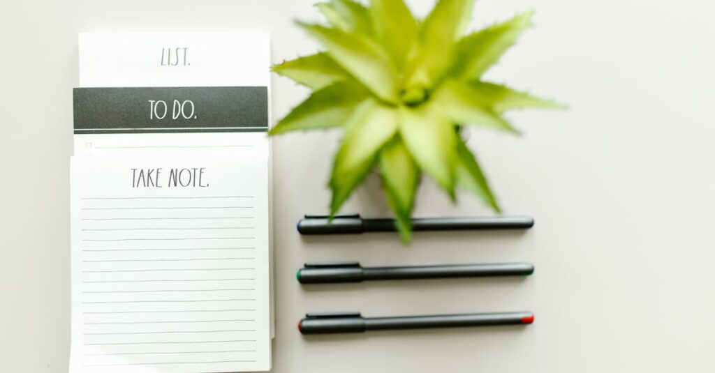 家事のやらなくていいことを紙に書き出して気持ちを軽くする様子