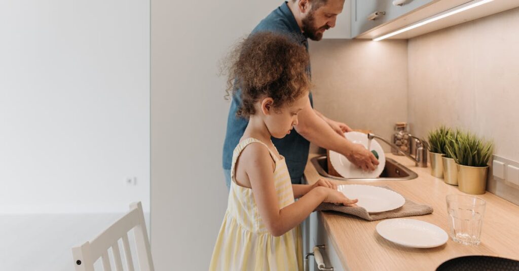 共働き家庭での家事を仕組み化し、効率的にこなす様子を描いたイラスト。家族みんなで分担して動く風景。