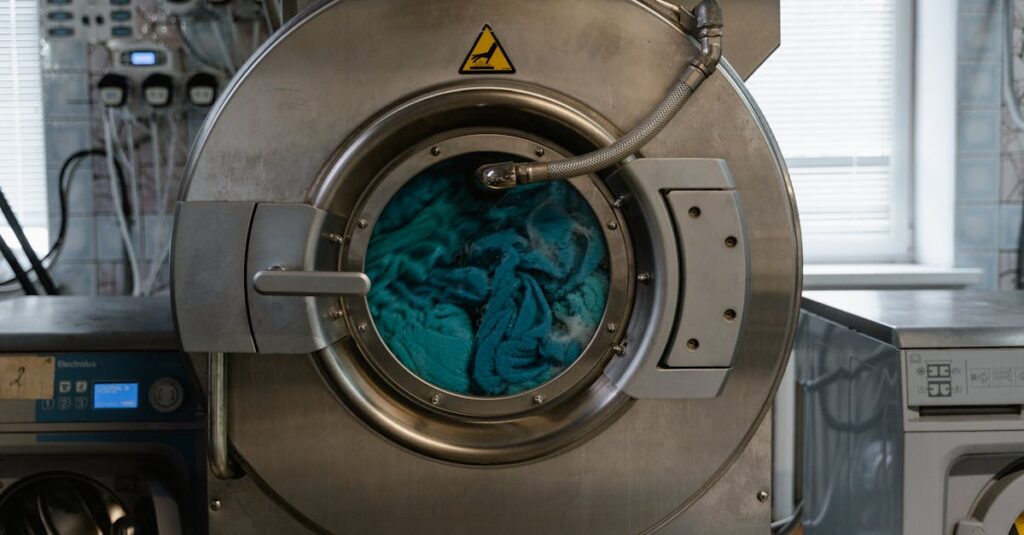 家族が分担して家事を効率的に行う様子。家事ルールの共有と協力でスムーズに進む日常風景。