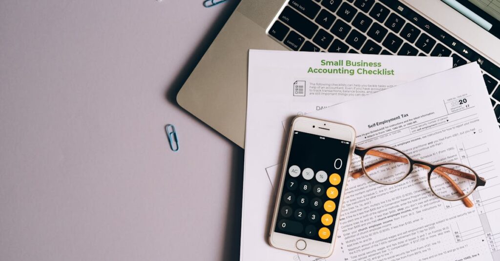 紙の家事リストとスマホアプリを比較しながら家事管理する様子