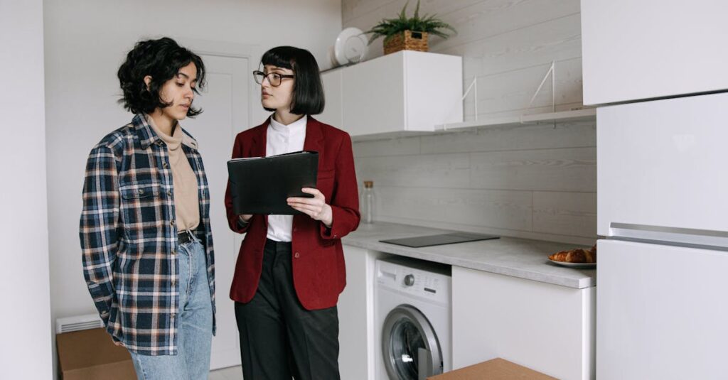 キッチンで家事について家族会議を開く様子を描いた画像（父母子が真剣に話し合っている）