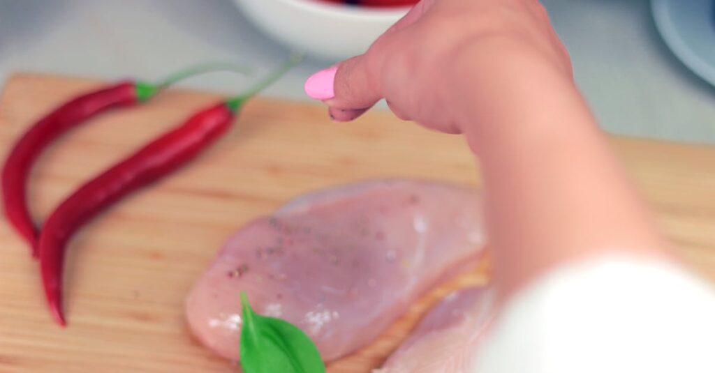 作り置き初心者向けの味を落とさない保存テクニック、調理済み料理をラップで包む様子